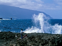 Angler bei Punta Grande an der Nordwestküste der Insel : Brandung, Angel